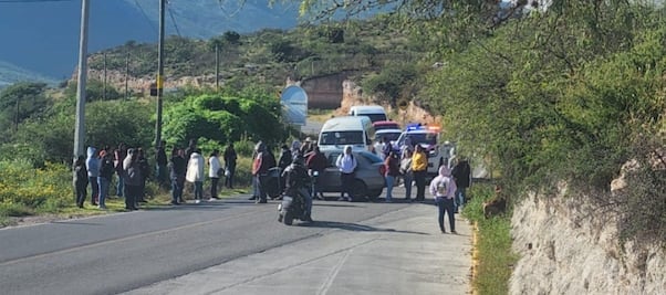 Padres de familia bloquean carretera en Ixmiquilpan por reducción de grupos en secundaria