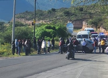 Padres de familia bloquean carretera en Ixmiquilpan por reducción de grupos en secundaria