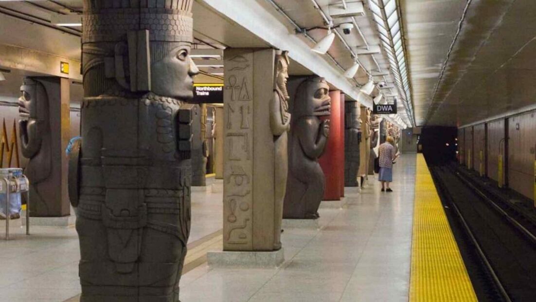 Atlantes de Tula en Metro de Toronto  I Miles Storey Torontoist