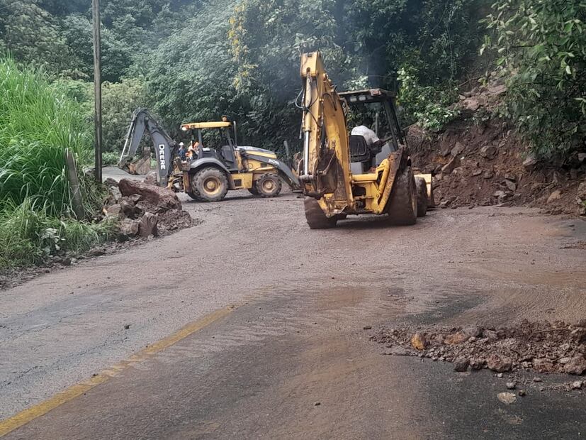 Militares limpian tramo de la carretera Pachuca-Huejutla tras deslaves | Foto: Especial