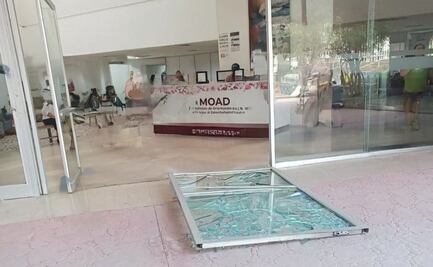 Colapsa puerta de clínica del ISSSTE en Huejutla; una mujer resultó lesionada