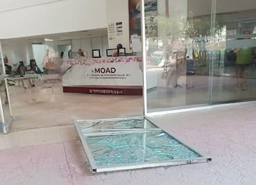 Colapsa puerta de clínica del ISSSTE en Huejutla; una mujer resultó lesionada