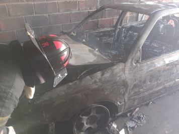 Incendio consume vehículo y vivienda en El Pedregal de Tizayuca; vecinos sin luz