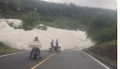 Espuma de aguas negras vuelve a invadir carretera Alfajayucan–Chilcuautla