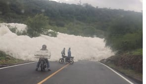 Espuma de aguas negras vuelve a invadir carretera Alfajayucan–Chilcuautla