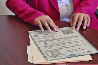 Tulancingo da paso a la inclusión, entregan la primera acta de nacimiento en braille