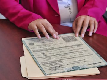 Tulancingo da paso a la inclusión, entregan la primera acta de nacimiento en braille