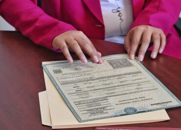 Tulancingo da paso a la inclusión, entregan la primera acta de nacimiento en braille