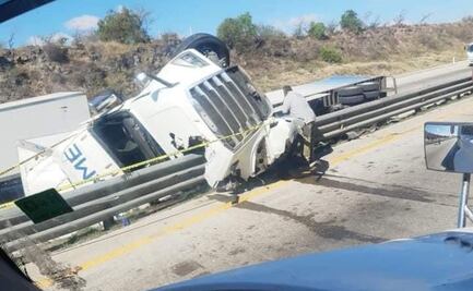 Fallece chofer de tráiler al volcar en Arco Norte