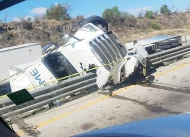 Fallece chofer de tráiler al volcar en Arco Norte