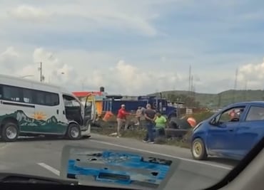 Urvan y automóvil particular colisionan en la carretera Pachuca-Sahagún