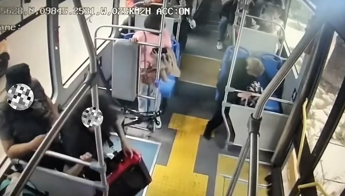 Frenón de unidad Exprés deja dos pasajeras lesionadas en Pachuca | Captura de video