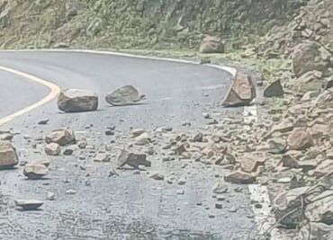 Derrumbes y caída de material afectan carretera México–Laredo en la región de Zimapán