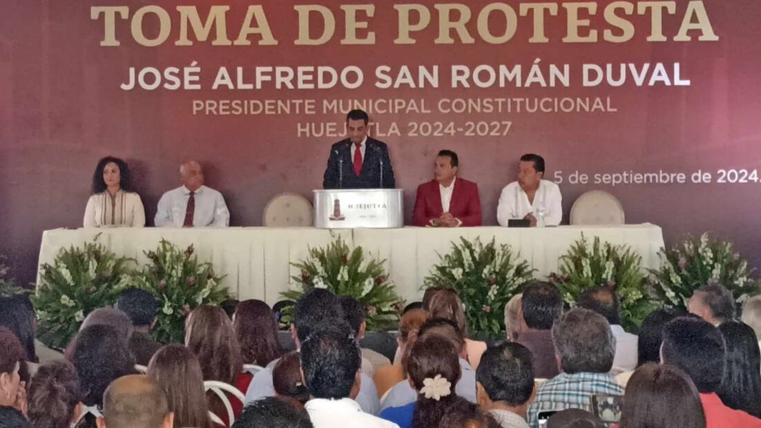 Por tercera ocasión Alfredo San Román tomo protesta como alcalde de Huejutla | Foto: Especial
