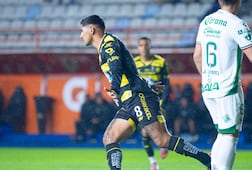 Pachuca le pasa por encima a Santos con hat-trick de Pocho Guzmán y da pasos firmes rumbo a Liguilla