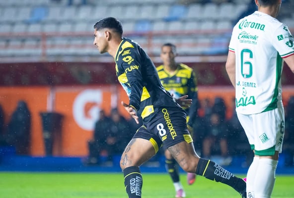 Pachuca le pasa por encima a Santos con hat-trick de Pocho Guzmán y da pasos firmes rumbo a Liguilla