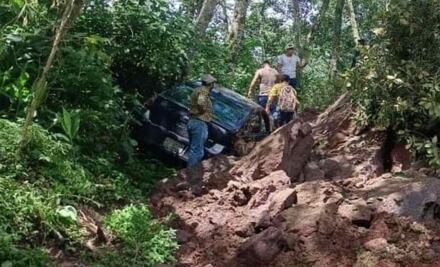 Conductor a punto de morir sepultado por un derrumbe en Tlanchinol