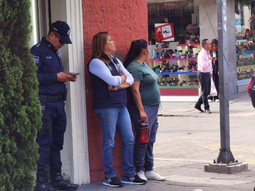 La directora de reglamentos y espectáculos Ana Tovar observaba a la distancia sin emitir palabra ya que los comerciantes ambulantes tenían el sustento en las manos. Foto: Arturo Torres