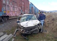 Ahora en Apan, automovilista intentó ganarle al tren y termina impactado