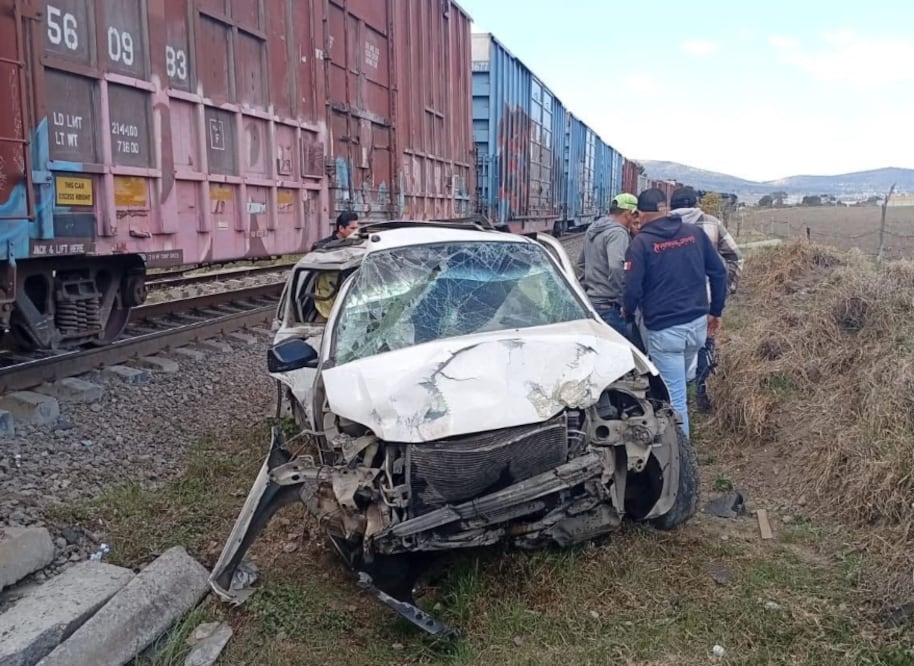 Un auto intentó ganarle al tren y terminó arrollado I Foto: Especial