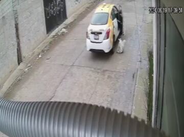 Multan con 5 mil 400 pesos a taxista en Pachuca por tirar basura desde su unidad