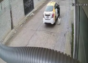 Multan con 5 mil 400 pesos a taxista en Pachuca por tirar basura desde su unidad