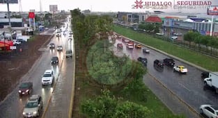 Lluvia con granizo provoca inundaciones y caos vial en Pachuca