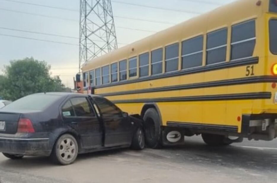 El choque se registró en la comunidad de La Carbonera, cuando un vehículo Volkswagen Jetta se impactó en el costado del transporte de pasajeros. Foto: Especial