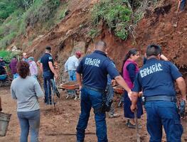 Apoyan 250 policías estatales en limpieza de Huehuetla