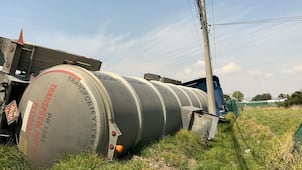 Vuelca pipa cargada de turbosina en Tula 