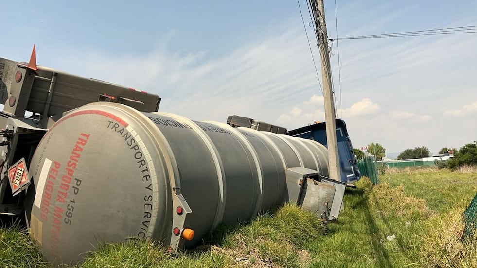 Vuelca pipa cargada de turbosina en Tula