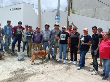 Vecinos de Tepojaco pavimentan sus calles ante abandono de autoridades