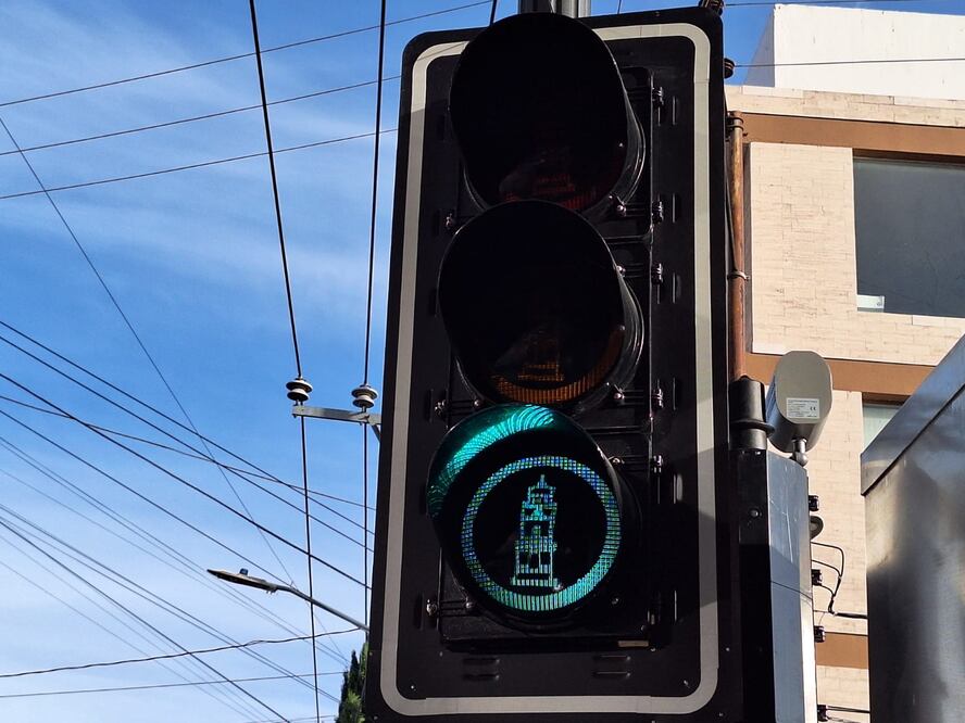 Hay semáforos que son antiguos, que cuando fallan es difícil conseguir las partes dañadas por lo que se deben cambiar completamente | Foto: Cinthya Carbajal