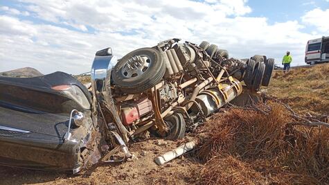 Vuelca tráiler en el Arco Norte y deja conductor lesionado