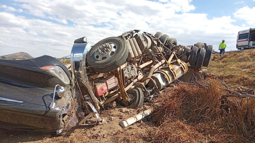 Vuelca tráiler en el Arco Norte y deja conductor lesionado