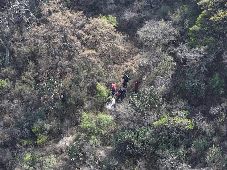 Rescatan a adulto mayor tras caída en peñasco de Tula