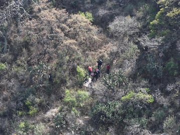Rescatan a adulto mayor tras caída en peñasco de Tula