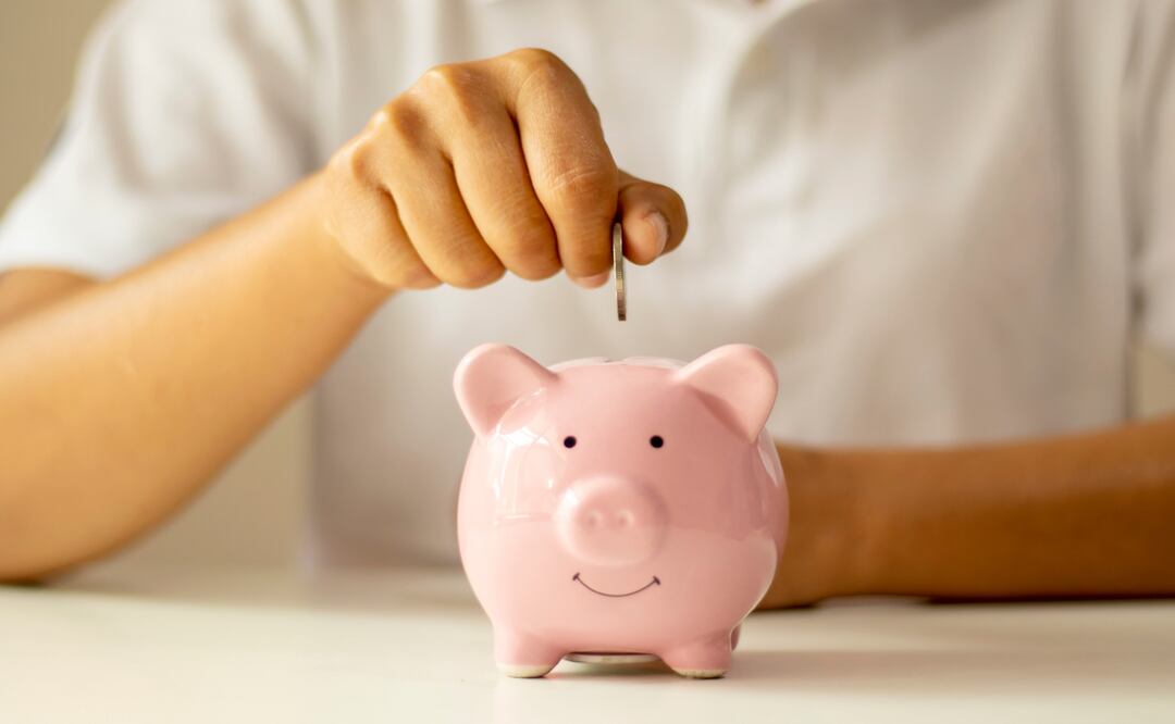 Ahorrar 5 pesos diarios hará que al mes tengas 150 pesos, si ahorras 10 pesos diarios en 30 días tendrás 300 pesos, si son 20 serán 600 pesos y si guardas billetes de 50 pesos tendrás mil 500 en un mes | Imagen ilustrativa