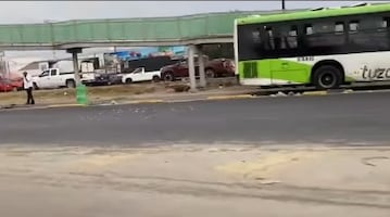 Auto que circulaba en carril confinado choca contra Tuzobús