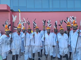 Entre penachos y tisne, la voz joven que mantiene vivo el carnaval de Huejutla