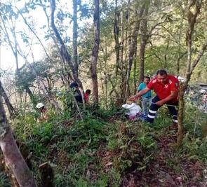 Camioneta cae al barranco en Tlanchinol; Un muerto y un herido 