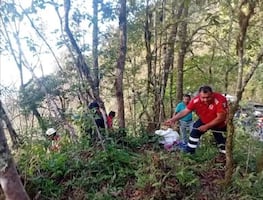 Camioneta cae al barranco en Tlanchinol; Un muerto y un herido