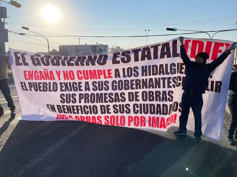 Habitantes de Fraccionamientos del su bloquean el bulevar Santa Catarina como protesta por construcción de un albergue para niños migrantes I Foto: Marco Carrillo