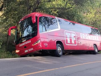 Chofer se duerme y autobús Frontera se salió de la carretera, no hubo lesionados
