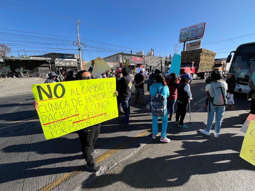 Pacientes que reciben hemodiálisis en la clínica 36 del IMSS bloquean la carretera México-Pachuca, en ambas direcciones a la altura de la estación de Tuzobús Matilde. Foto: Luis Soriano