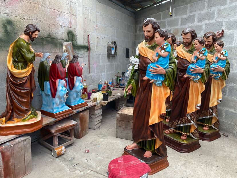 El arte de dar color a la fe: la tradición de las figuras religiosas en Tlahuelompa | Foto: Luis Soriano