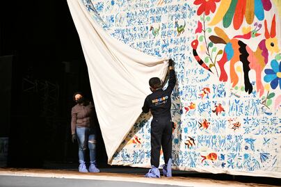 El mural de Tenango entra a restauración; artesanas protegen el bordado más grande del mundo
