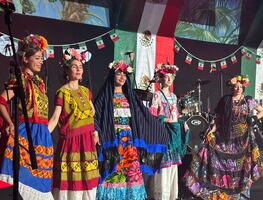 La comunidad mexicana en París celebró el Grito de Independencia con música, moda y tradición