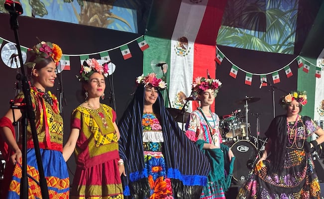 La comunidad mexicana en París celebró el Grito de Independencia con música, moda y tradición