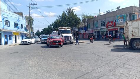 Transportistas bloquean calles de Tizayuca  